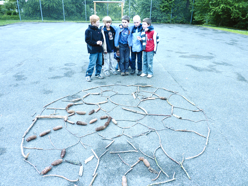 Mandala aus Stöcken und Steinen